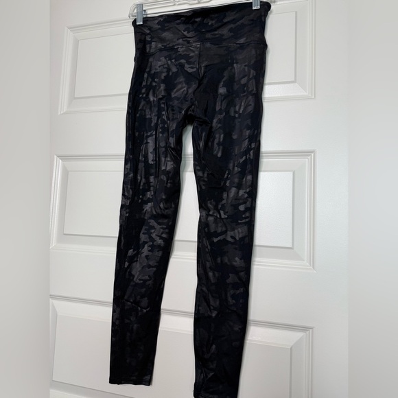 SPANX black camo leggings - Picture 2 of 7